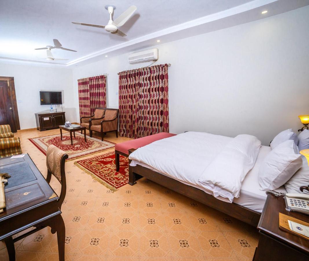 Vip House Hotel เปชาวาร์ ภายนอก รูปภาพ