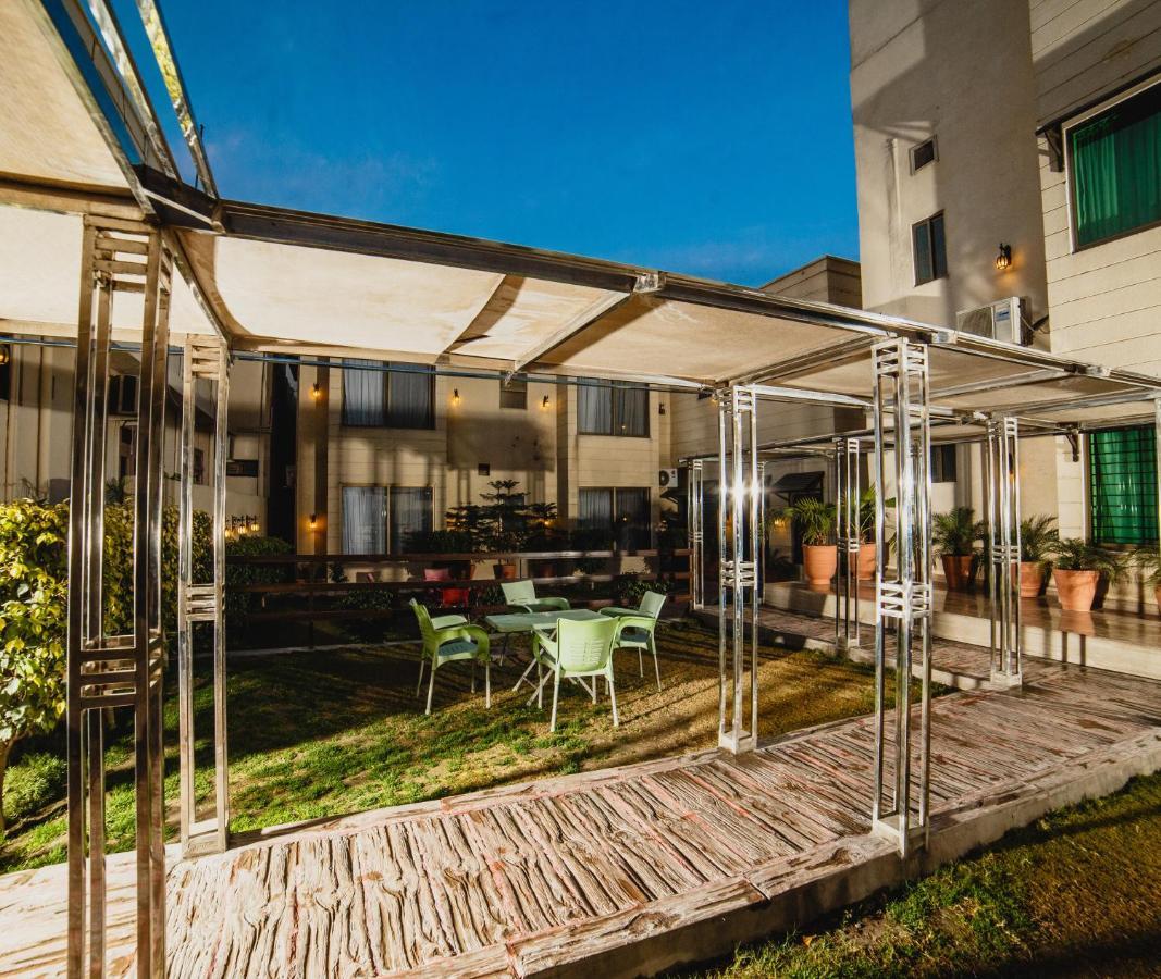 Vip House Hotel เปชาวาร์ ภายนอก รูปภาพ