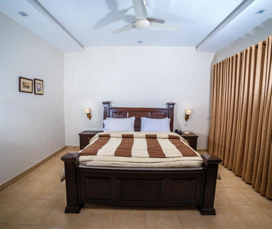 Vip House Hotel เปชาวาร์ ภายนอก รูปภาพ